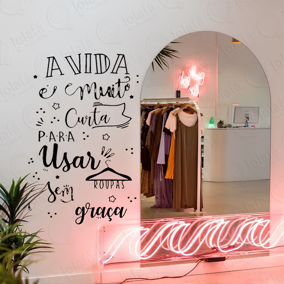 adesivo de parede frase closet provador vida É muito curta mod:1857